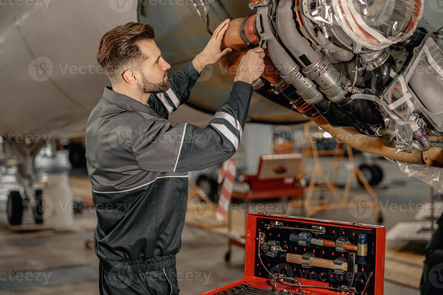 masculino CIA aérea mecânico reparação aeronave dentro hangar foto