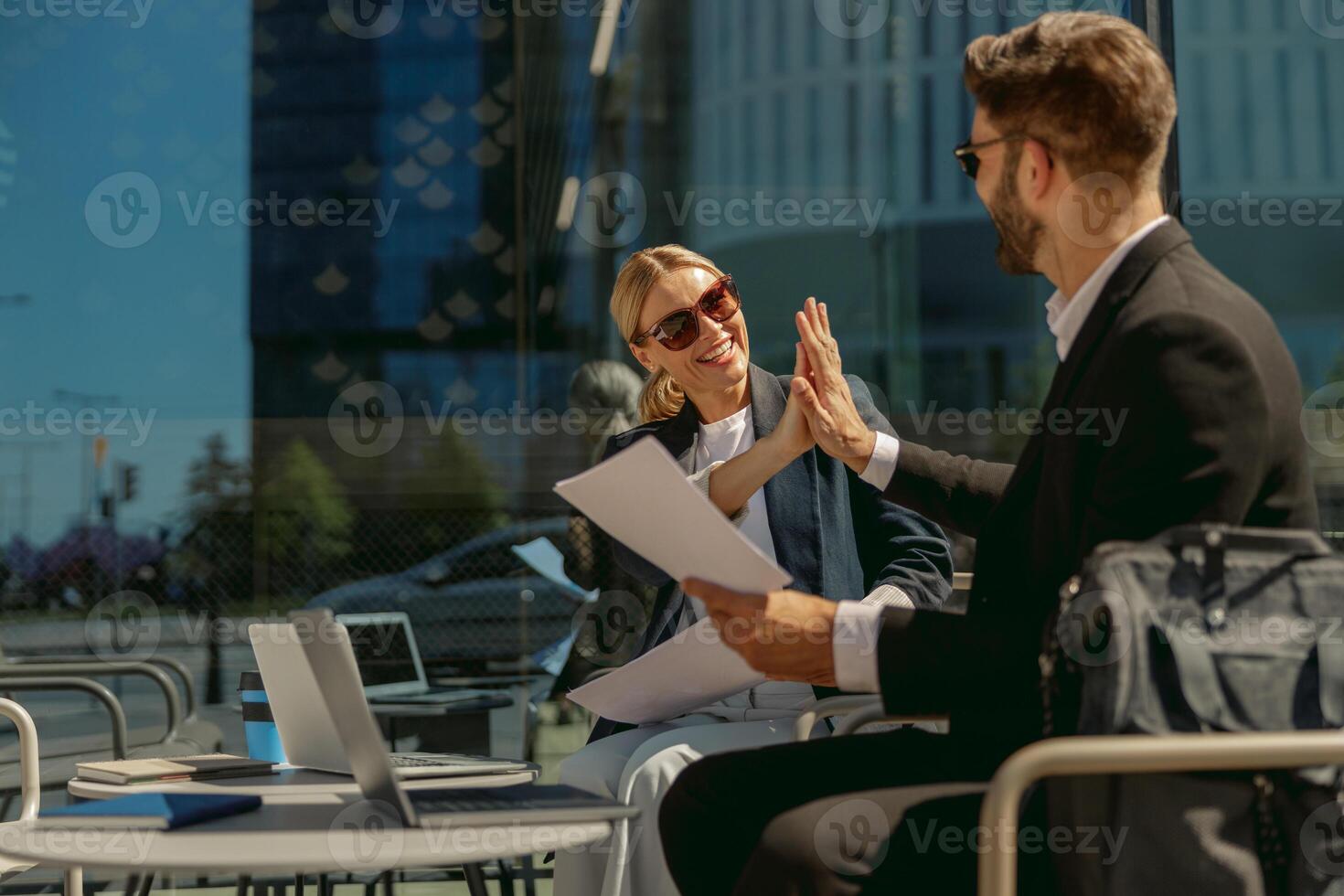 o negócio pessoas tremendo mãos depois de acordo dentro frente do a acolhedor cafeteria terraço fundo foto