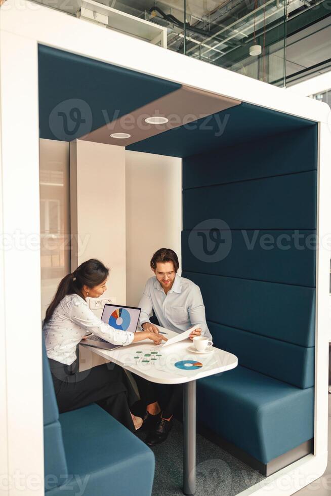 financeiro analista consultar cliente para aumentar o negócio lucratividade sentado dentro acolhedor coworking foto