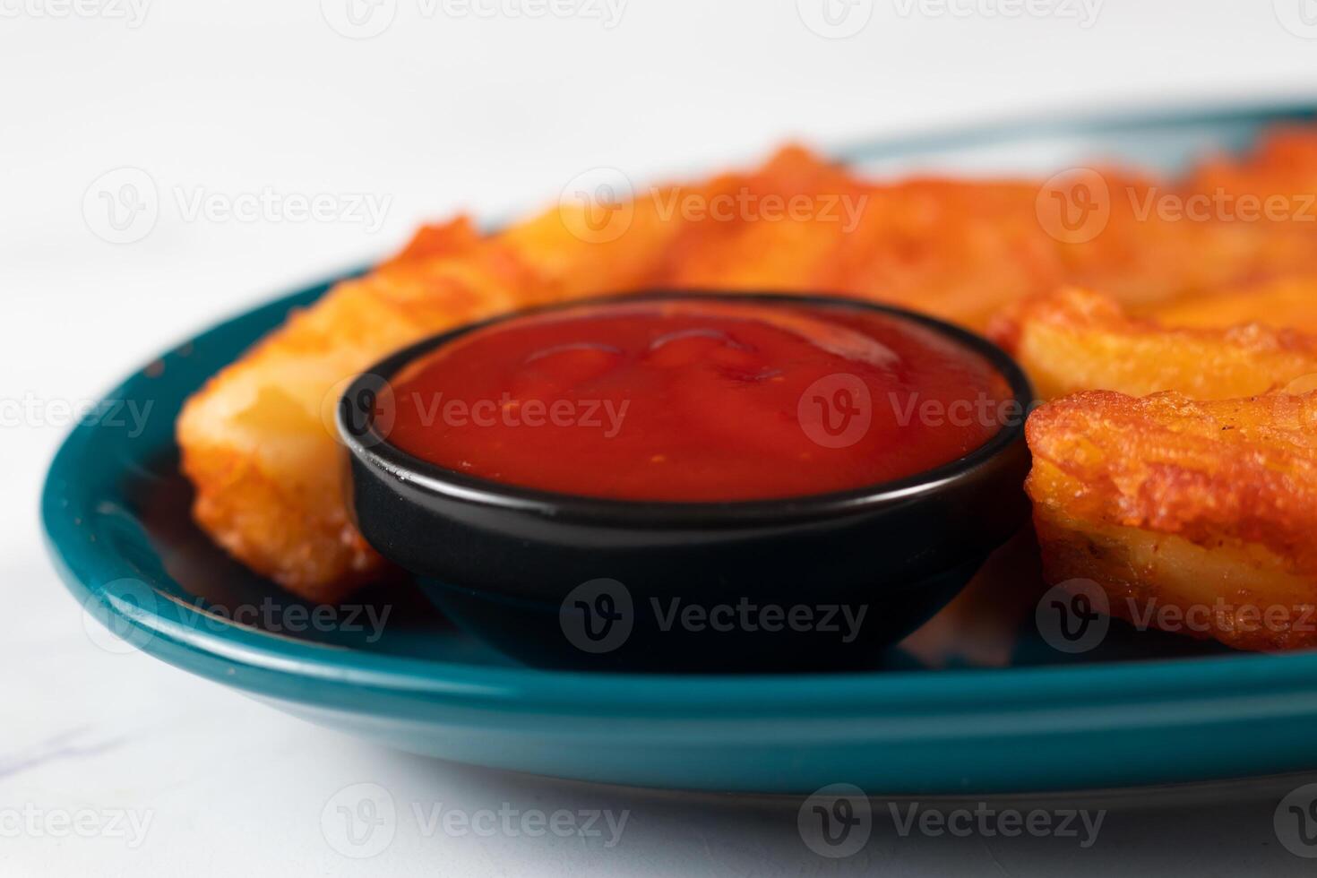 batata cunhas com tomate molho servido dentro prato isolado em fundo lado Visão do comida rápida foto