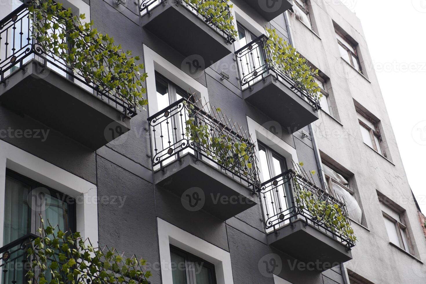 uma construção com uma muitos do janelas e varandas em isto foto