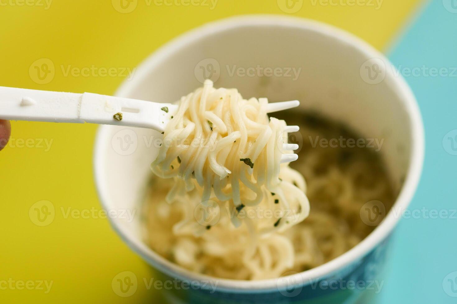 comendo instante Macarrão com uma garfo. foto