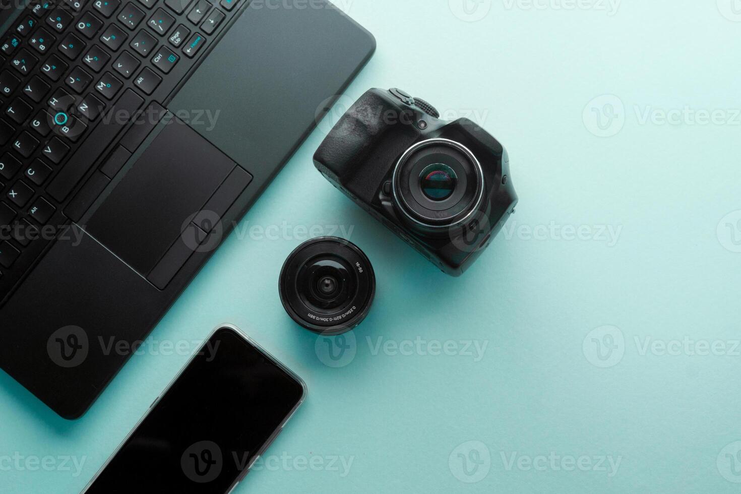 teclado computador portátil dentro Móvel telefone e uma Câmera fotografia, o negócio e marketing conceito. foto