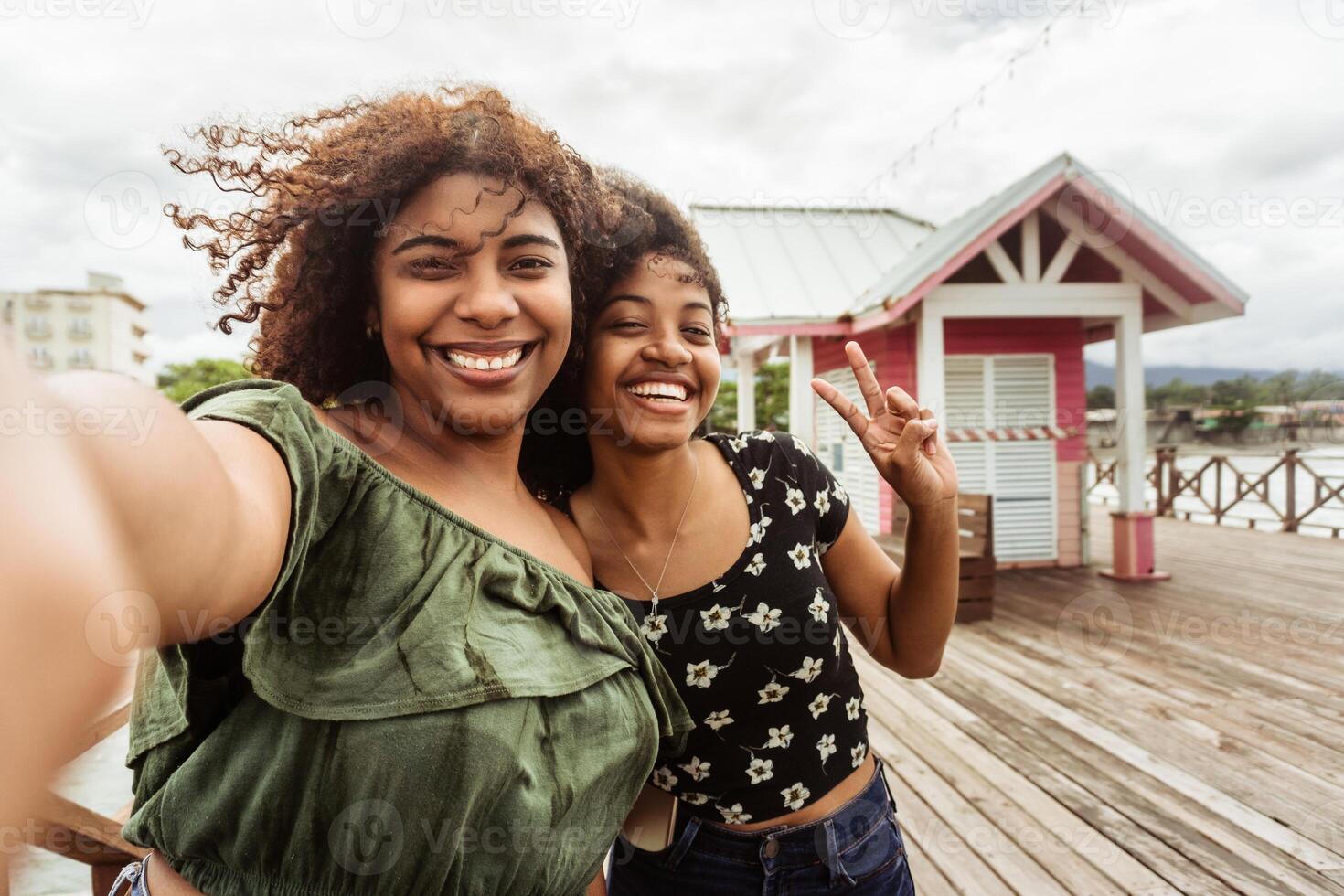 jovem mulheres às turista cais do la ceiba, feliz amigos turistas visitando Honduras famoso marco. foto