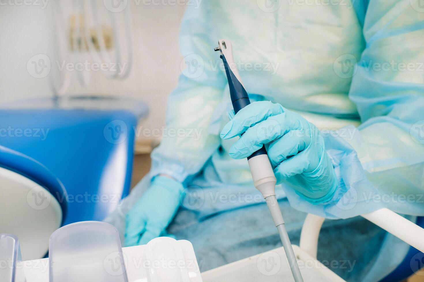 ultrassônico scaler dentro a dental escritório dentro a mãos do a dentista. a conceito do odontologia foto