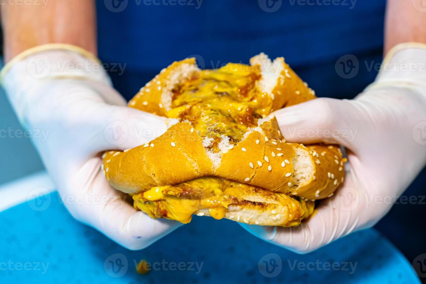 velozes Comida delicioso sanduíche. americano saboroso Hamburger segurando dentro mãos. foto