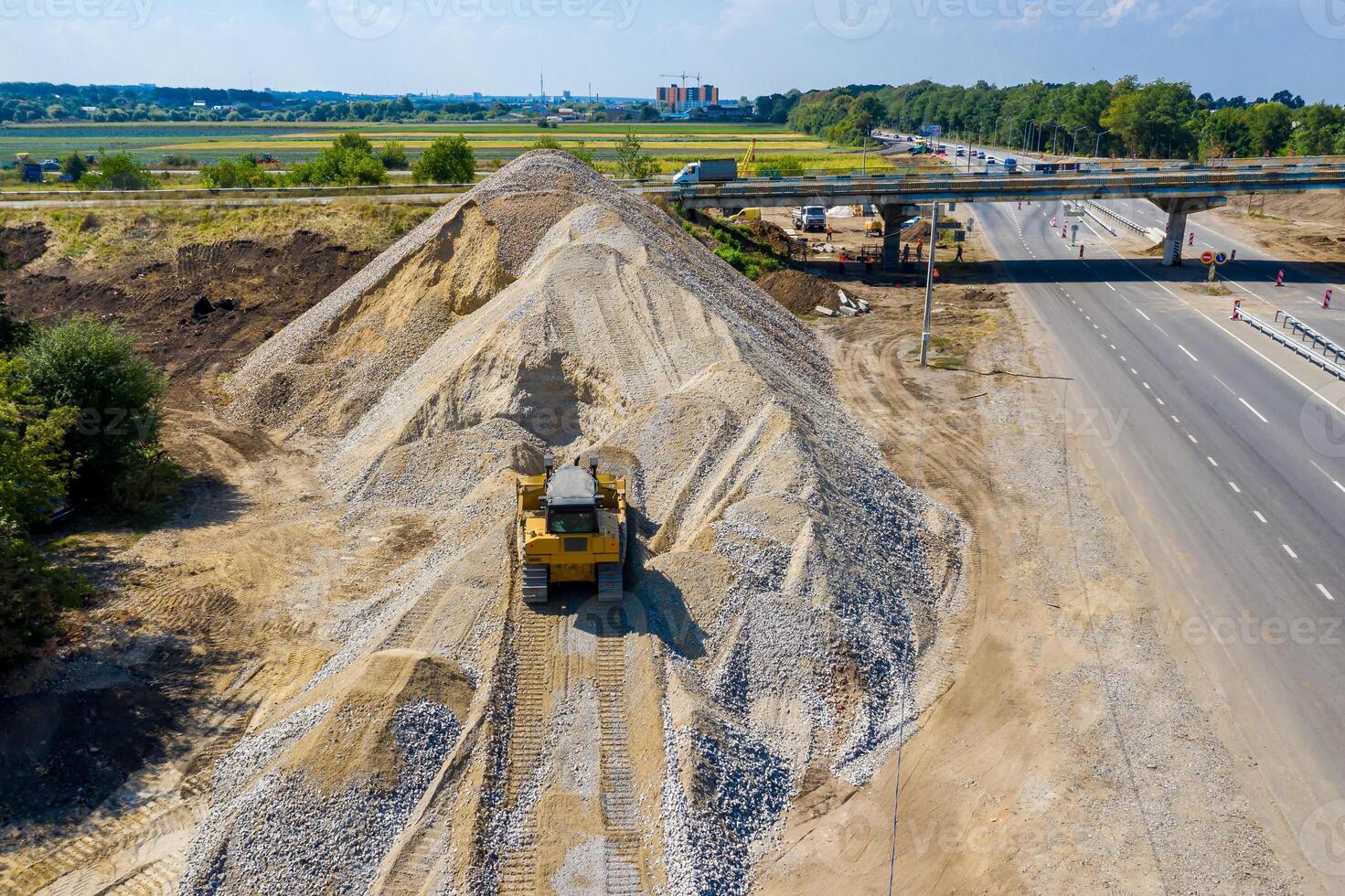 aéreo Visão em a estrada rolo trabalhando em a Novo estrada construção local. estrada reparando, fechar-se foto