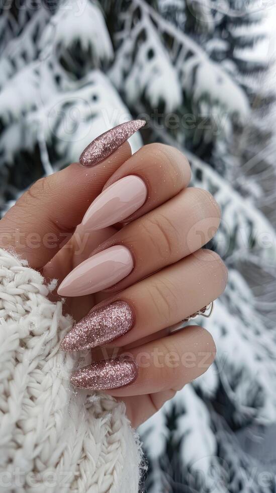 ai gerado fêmea mão com brilhar unha Projeto. brilhar prata unha polonês manicure. mulher mão com inverno manicure. foto