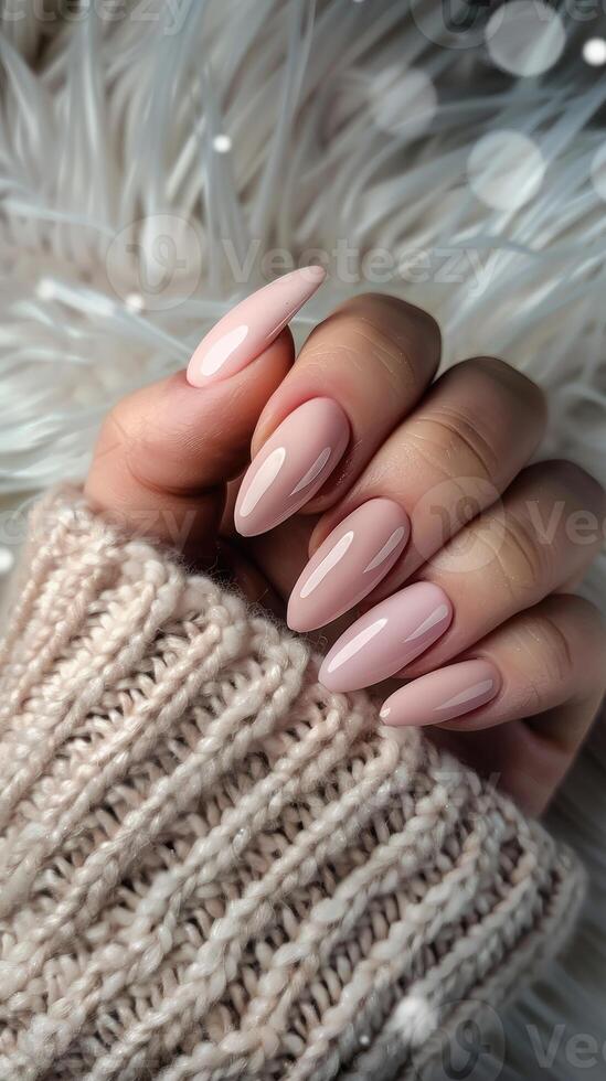 ai gerado fêmea mão com brilhar unha Projeto. brilhar prata unha polonês manicure. mulher mão com inverno manicure. foto