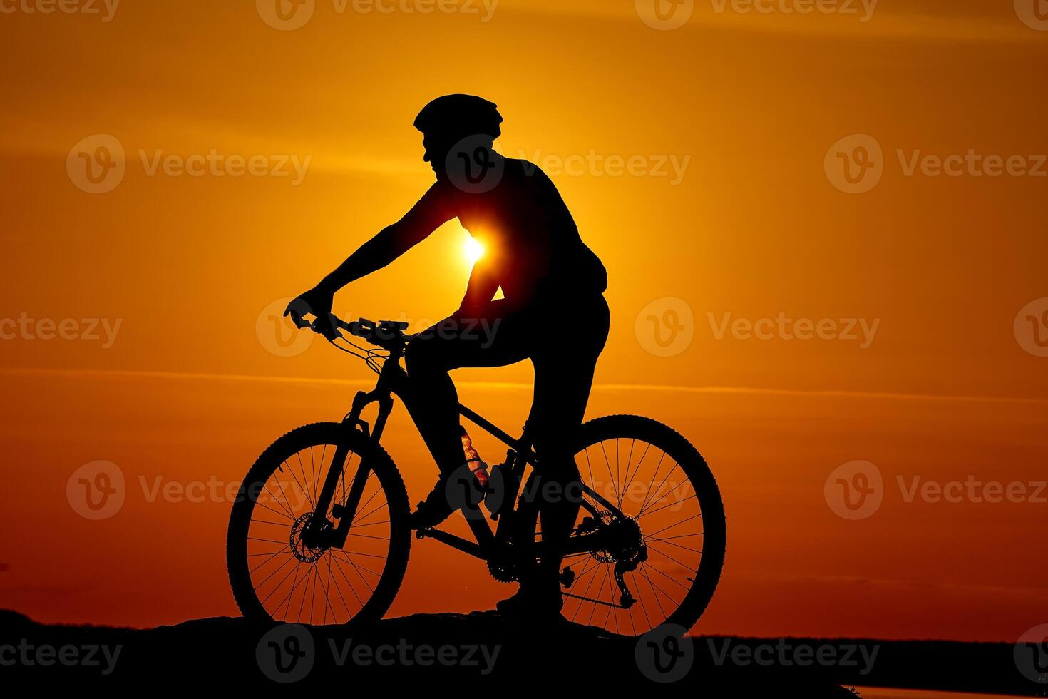 silhueta do uma motociclista em céu fundo em pôr do sol. Alto Colina topo e Largo rio em laranja pôr do sol. foto