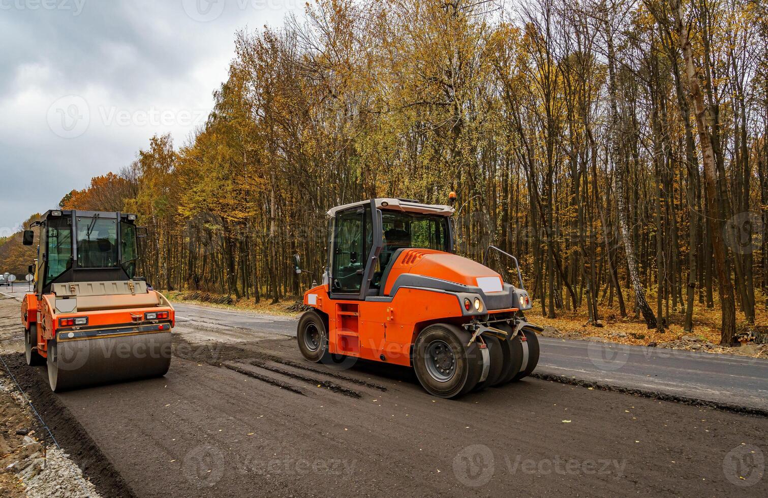 ampla Visão em a estrada rolos trabalhando em a Novo estrada construção local. seletivo foco em estrada reparando, fechar-se foto