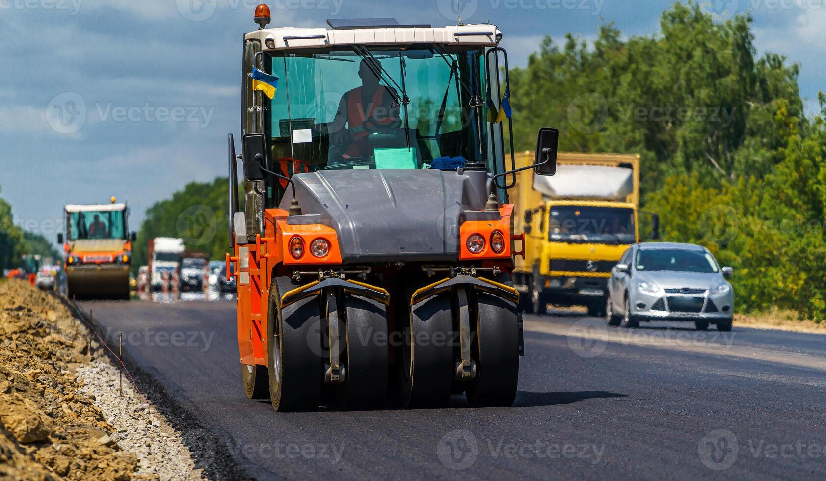 estrada reparar, Compactador lays asfalto. pesado especial máquinas. asfalto pavimentar dentro Operação. lado visualizar. fechar-se. foto