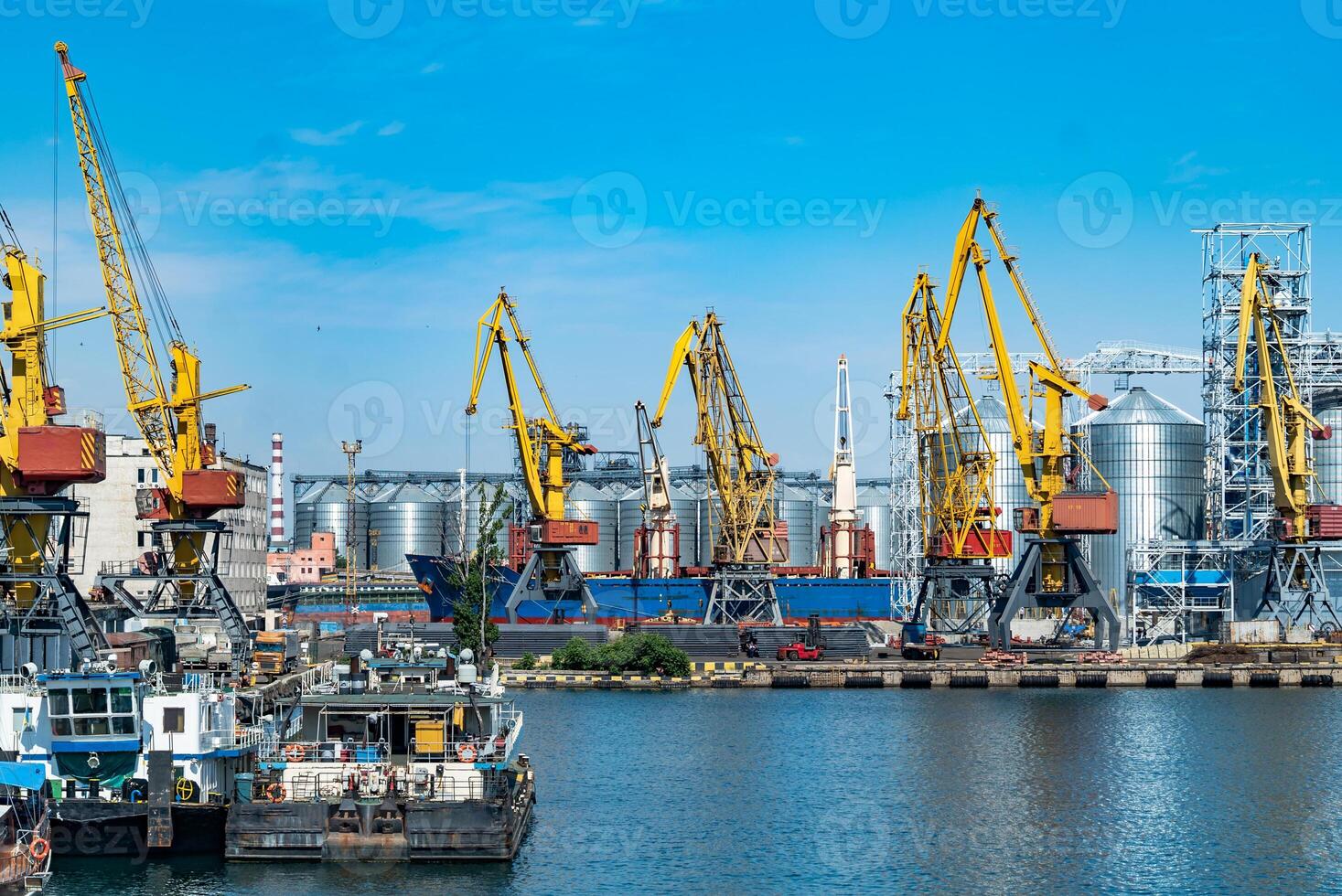 logística negócios. enorme guindastes e containers, ensolarado verão dia. mar porta, foto