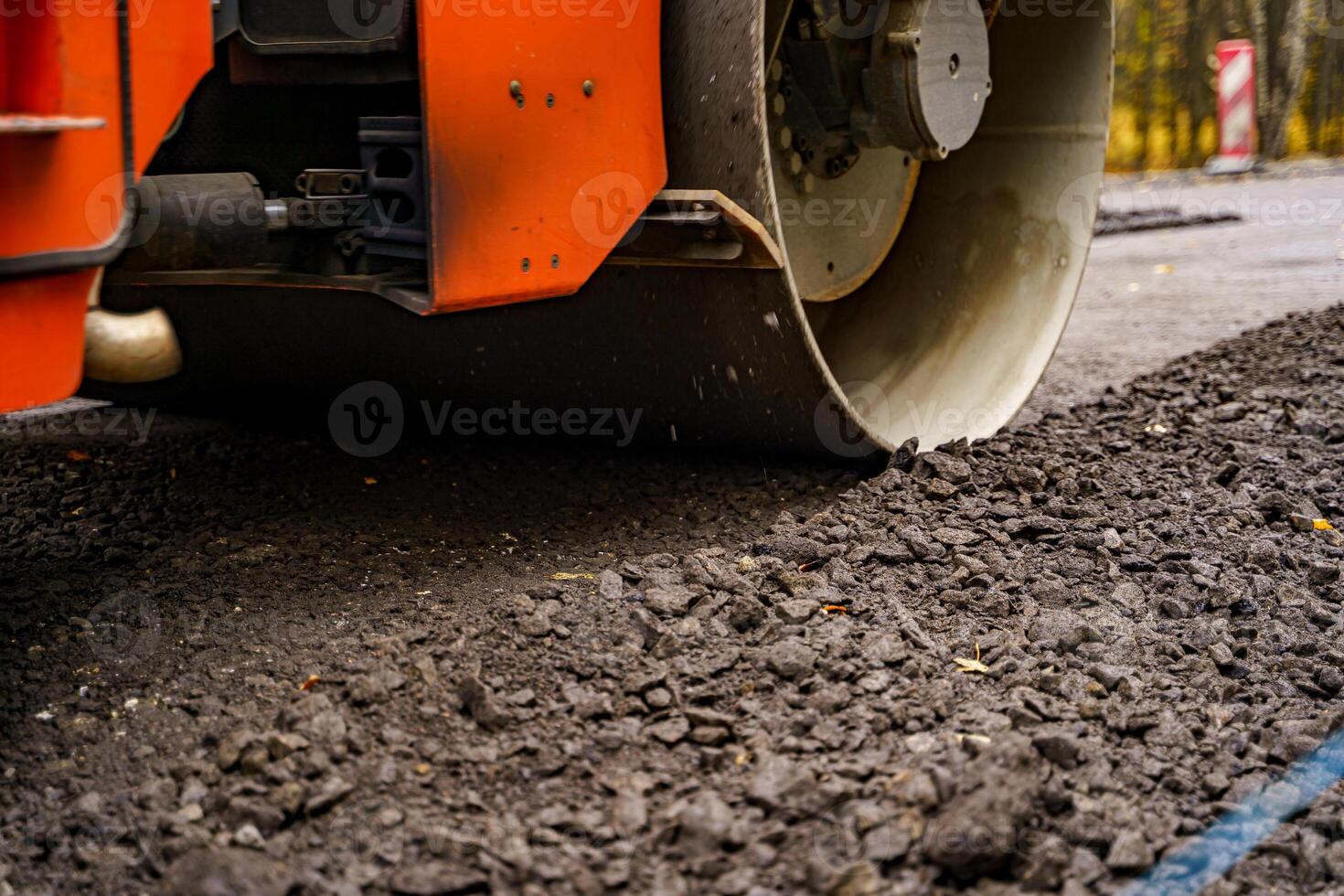 industrial calçada caminhão. deitado fresco asfalto em construção local. pesado máquina indústria. mecânico Engenharia. foto