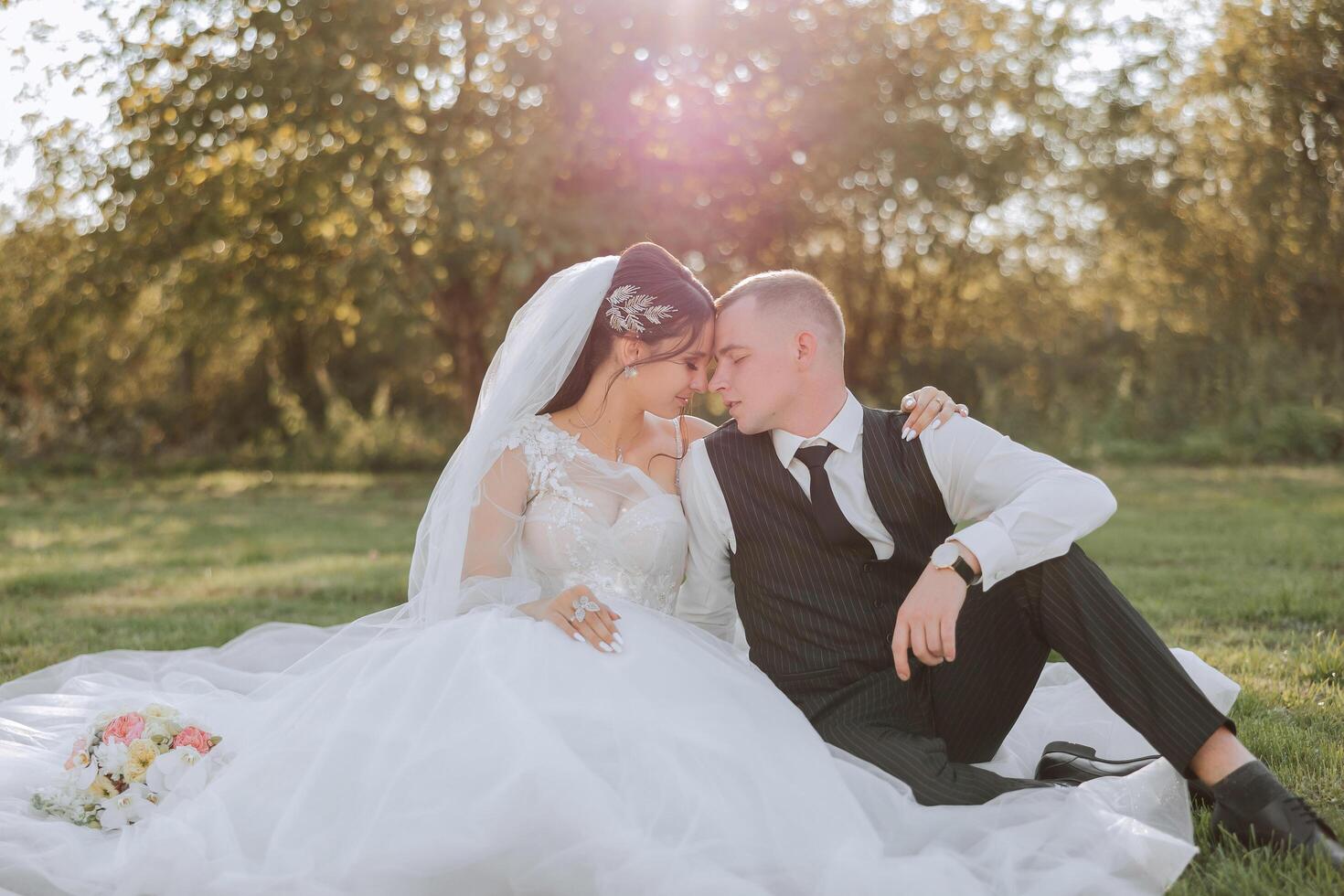 a noiva e noivo Veja às cada de outros em seus Casamento dia. sobre a ombro tiro do uma Casamento casal. ternura e amor dentro a olhos. foto