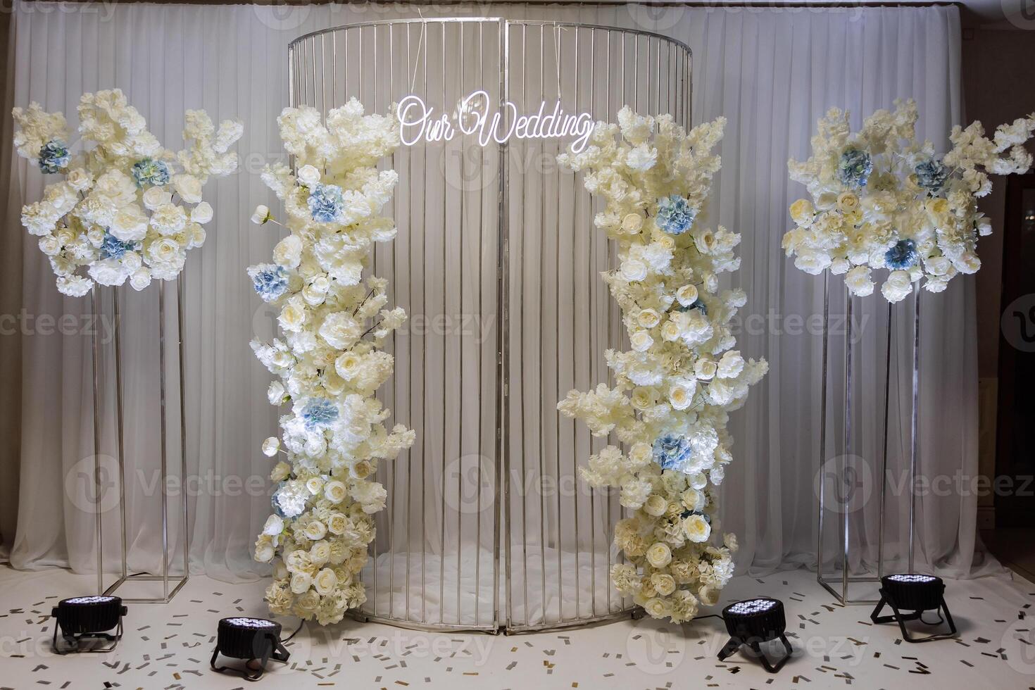 a foto zona às uma Casamento ou aniversário celebração é decorado com flores e iluminado de artificial luz