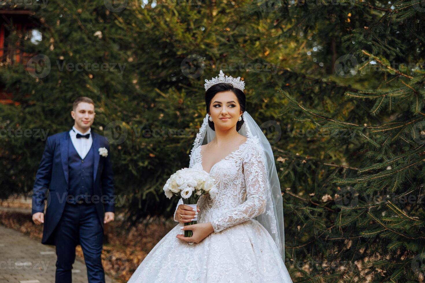 Casamento casal em uma andar dentro a outono parque. a noiva dentro uma lindo branco vestir. amor e relação conceito. noivo e noiva dentro natureza ao ar livre foto