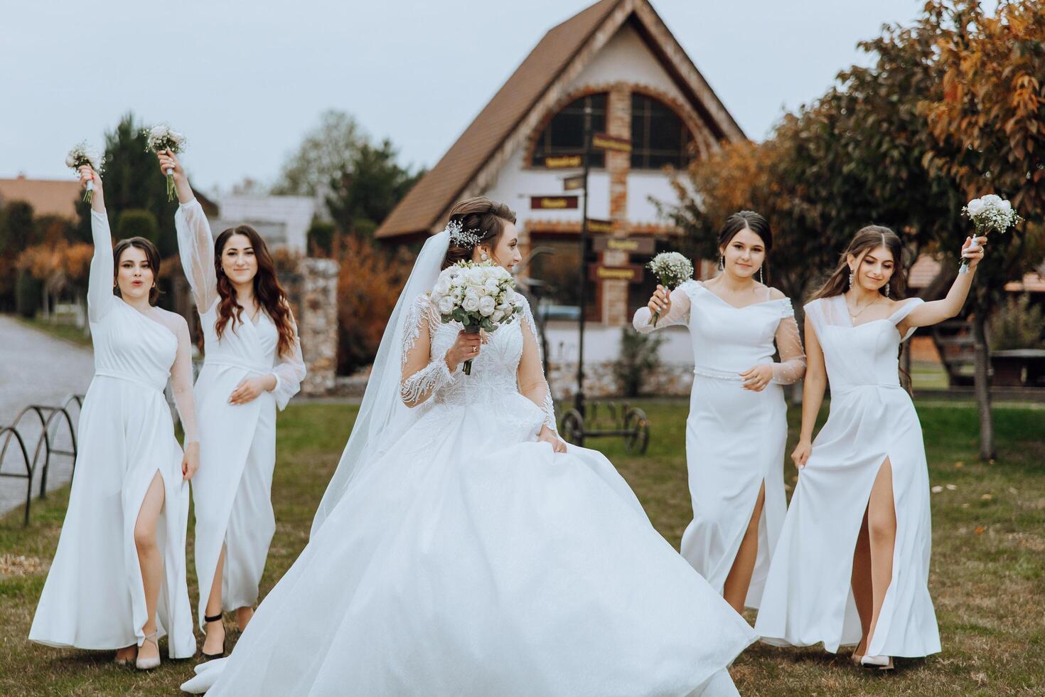 Casamento fotografia. uma morena noiva dentro uma branco vestir com uma ramalhete e dela morena amigas foto