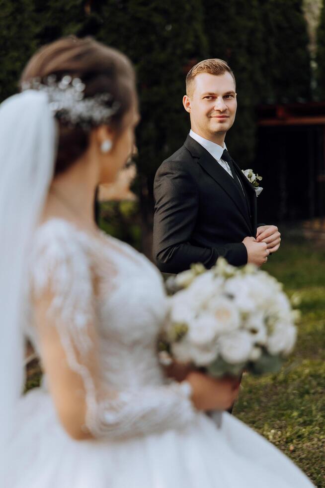 a noiva e noivo Veja às cada de outros em seus Casamento dia. sobre a ombro tiro do uma Casamento casal. ternura e amor dentro a olhos. foto