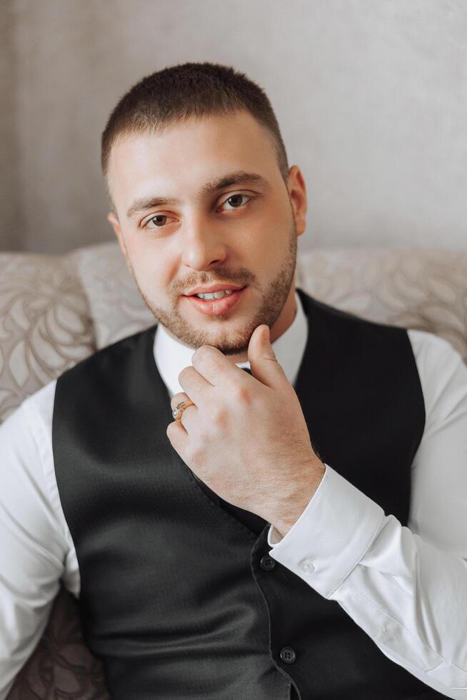 retrato do sorridente bem sucedido caucasiano homem dentro formal terno, posando dentro sala, feliz jovem masculino patrão ou CEO olhando às Câmera, mostrando confiança e força, Liderança conceito foto