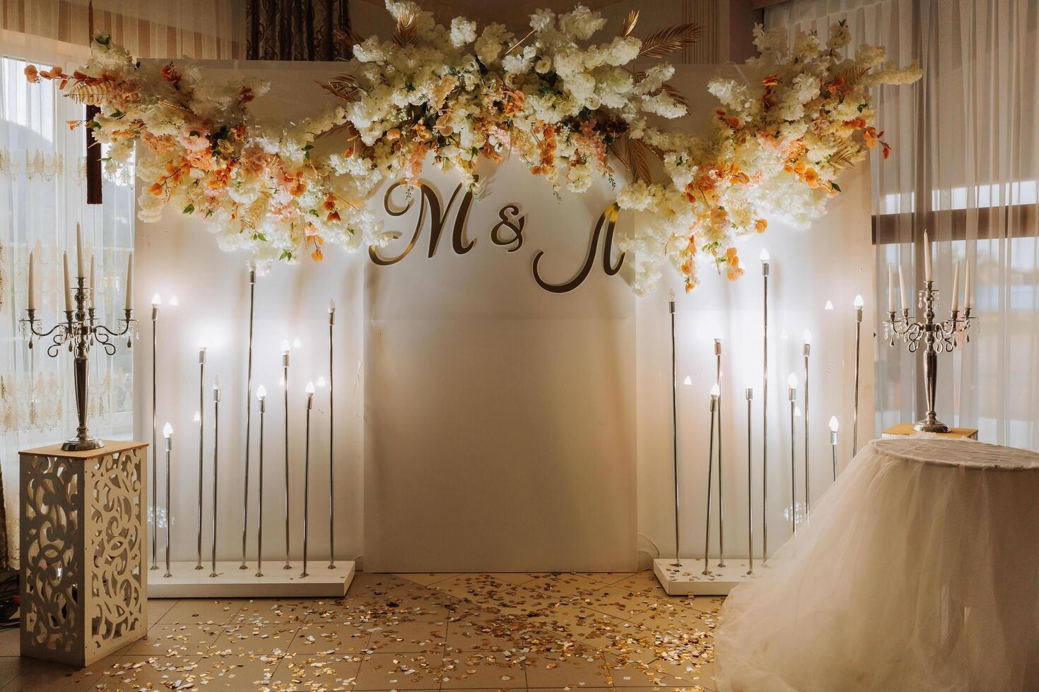 uma luxuoso Casamento cerimônia. romântico Casamento cerimônia. muitos flores, castiçais. champanhe óculos. inscrição Senhor. e Sra. Casamento detalhes foto