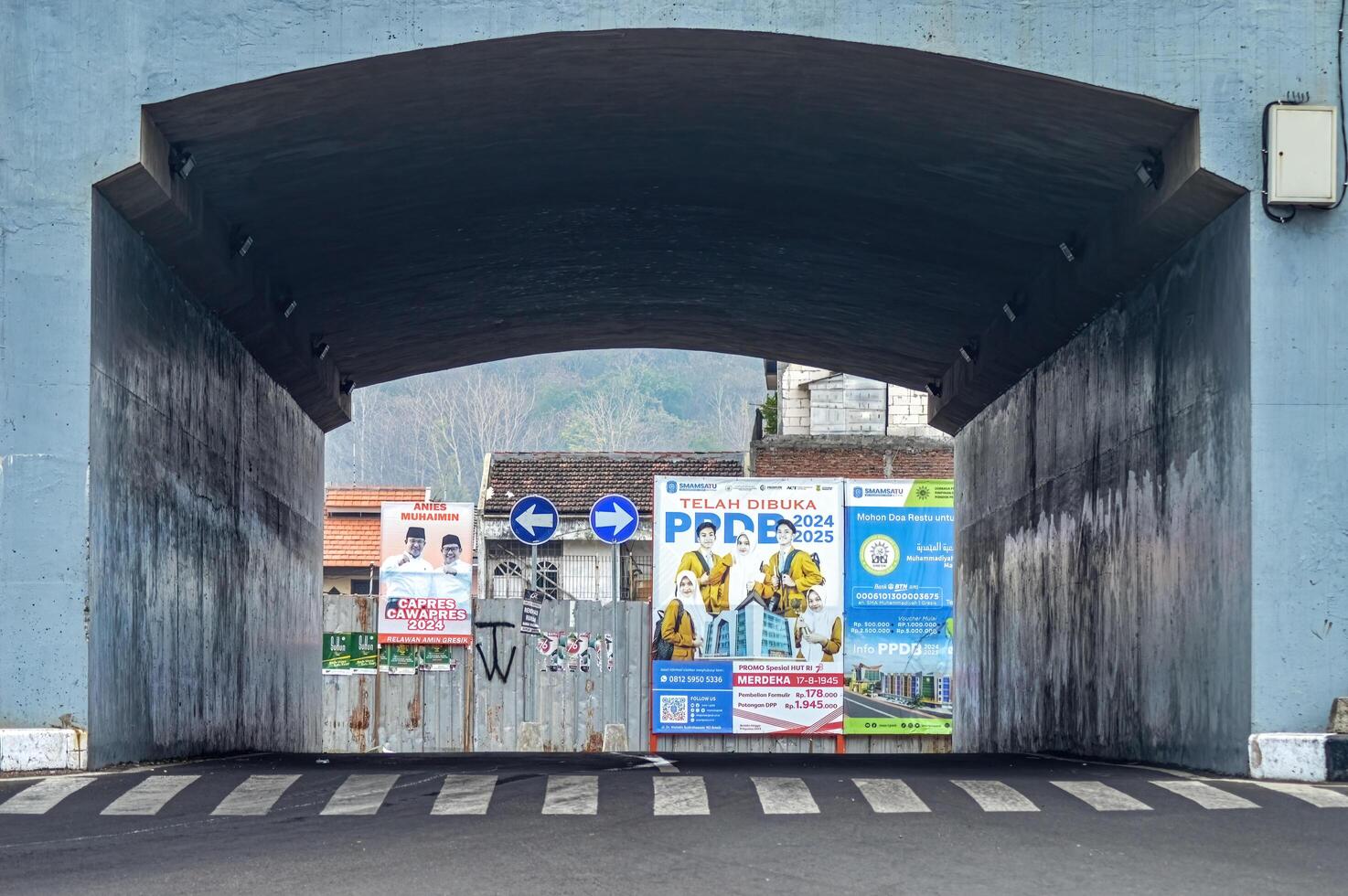 uma quieto passagem subterrânea túnel estrada com não passagem veículos durante a dia com uma fundo preenchidas com publicidade outdoors, Indonésia, 2 novembro 2023. foto