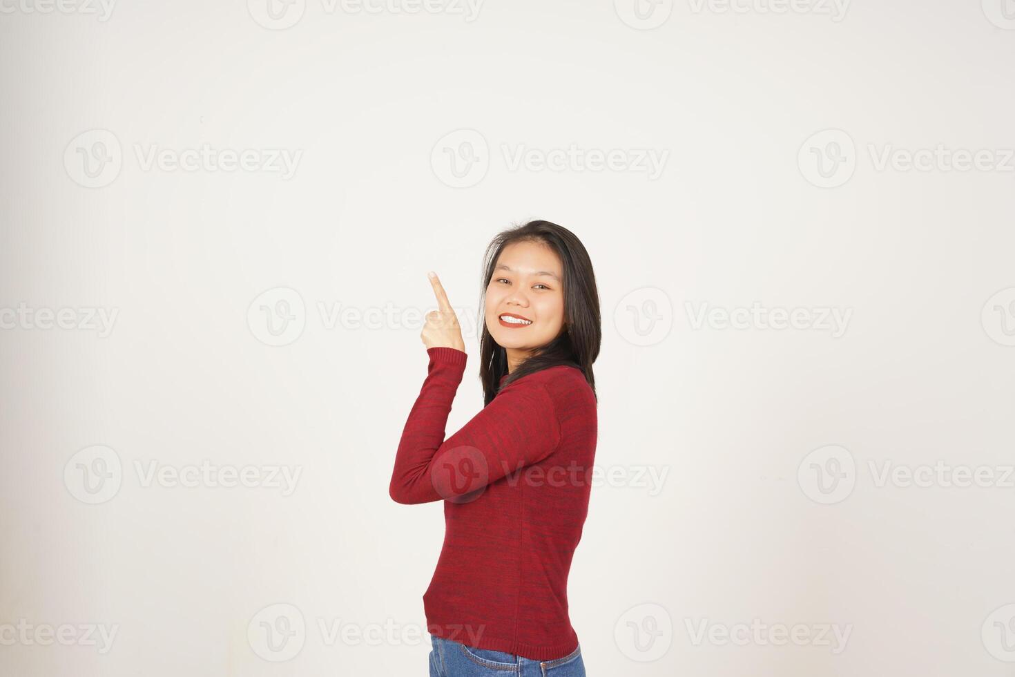 jovem ásia mulher dentro vermelho camiseta apontando acima às cópia de espaço isolado em branco fundo foto