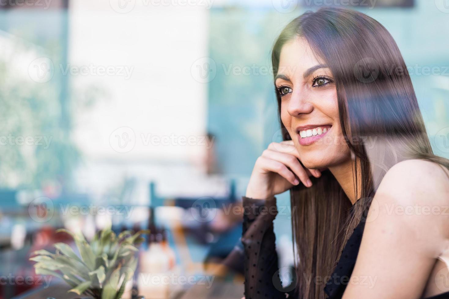 jovem feliz sentada em um restaurante foto