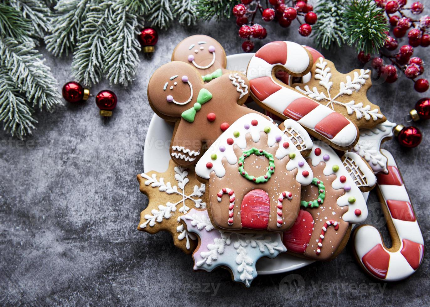 pão de mel de natal no prato foto