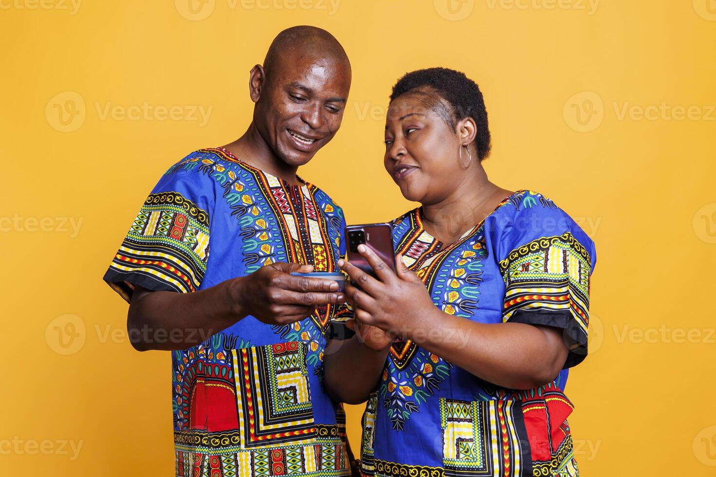 sorridente cônjuge desfrutando conectados compras juntos e pagando com crédito cartão. homem e mulher dentro relação fazer eletrônico Forma de pagamento para comprar dentro Internet loja usando Móvel telefone foto