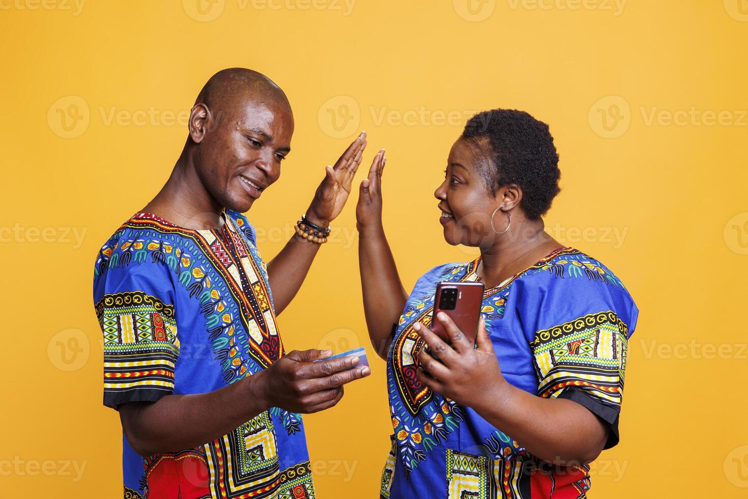 sorridente casal dando Alto cinco enquanto fazer pechincha compra dentro Internet loja. alegre meio adulto namorado e namorada compras conectados e usando Smartphone e débito cartão para pagar foto