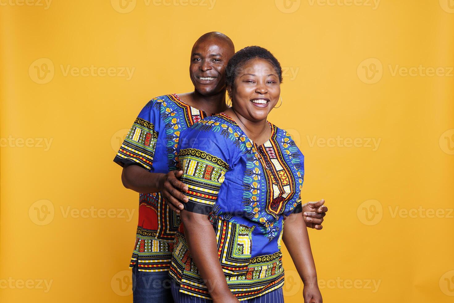 alegre africano americano casal abraçando e rindo enquanto olhando às Câmera. meio adulto namorado e namorada abraçando enquanto mostrando felicidade e afeição retrato foto