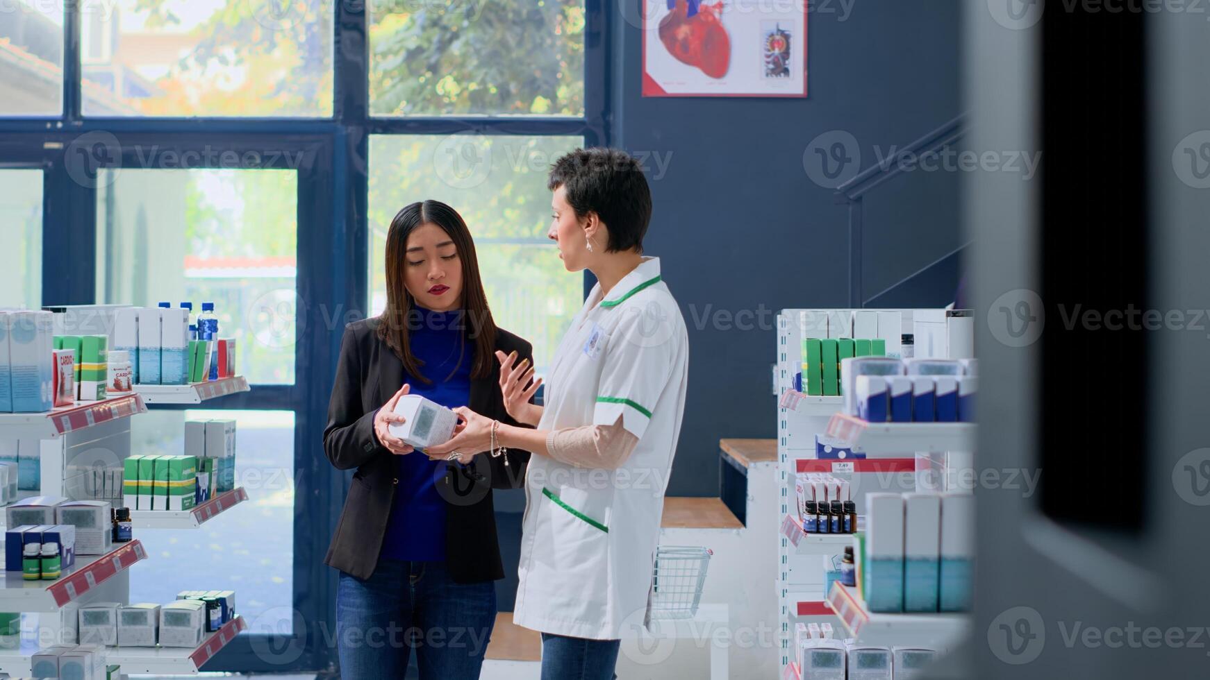 comprador dentro dispensário precisando prescrição droga para calma náusea sentimento, Perguntando farmacêutico para Socorro dela escolher melhor medicamento. bem informado farmacologista ajudando cliente com produtos conselho foto