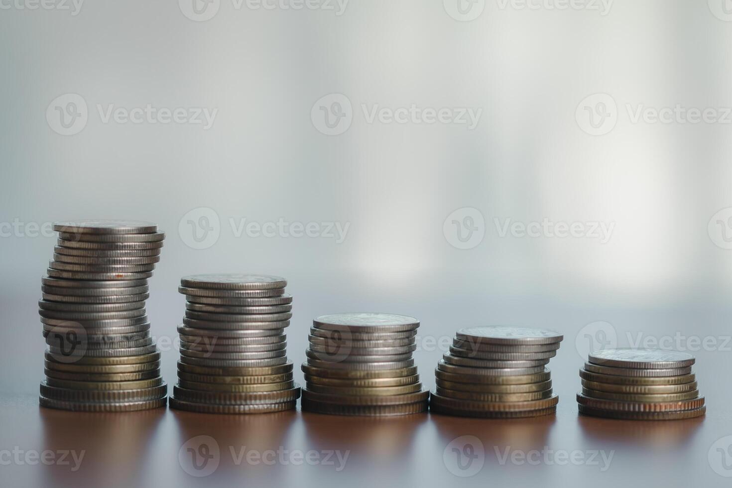 moedas empilhado em cada de outros dentro uma linha, o negócio e finança conceito foto
