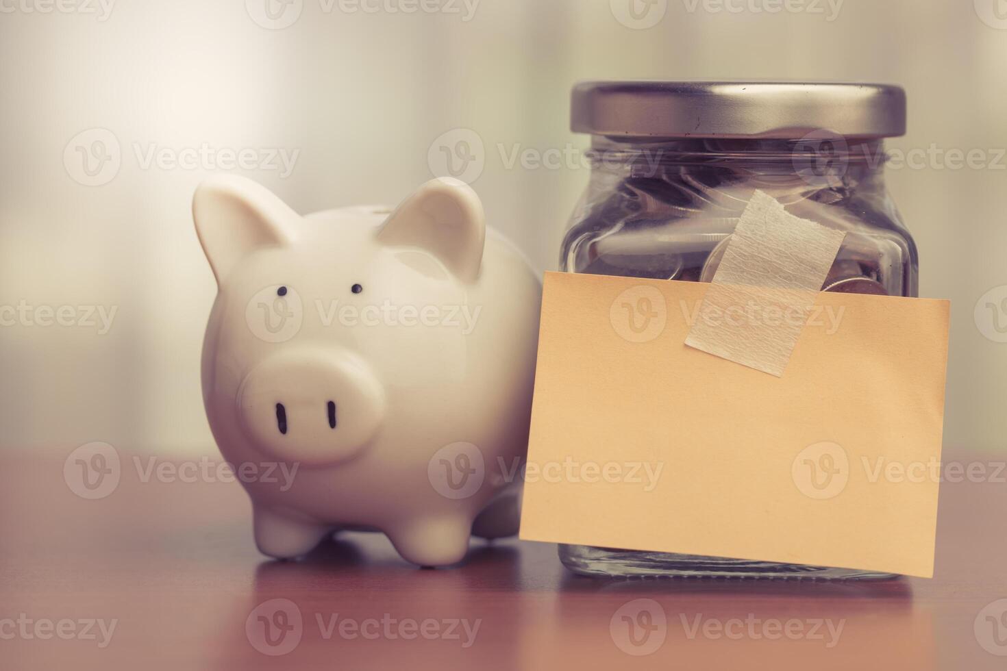 porquinho banco e moedas dentro uma vidro jarra com pegajoso Nota com filtro efeito retro vintage estilo foto