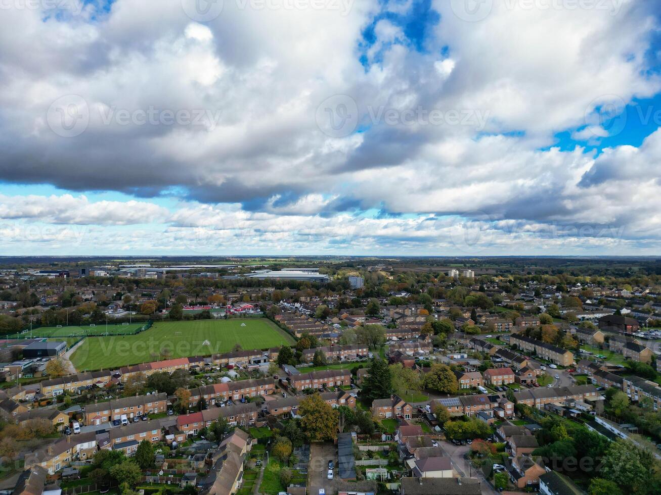 lindo Alto ângulo Visão do céu e dramático nuvens sobre central hemel plantação de cânhamo cidade do Inglaterra ótimo bretanha. novembro 5 ª, 2023 foto