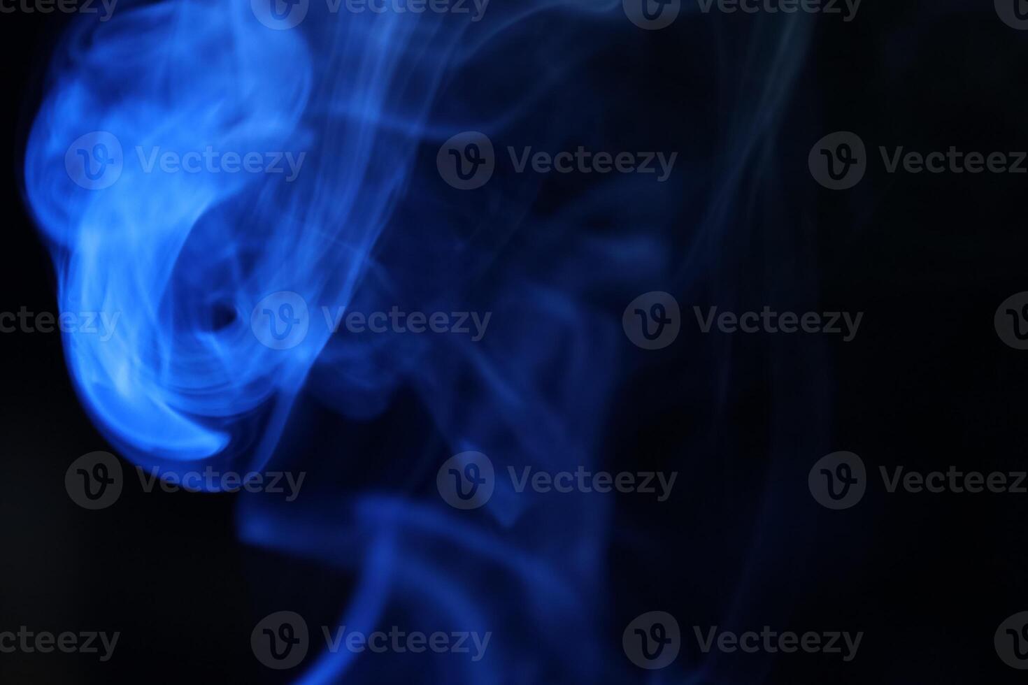 roxa fumaça em uma Sombrio fundo, névoa padrão, detalhado fumaça formas foto