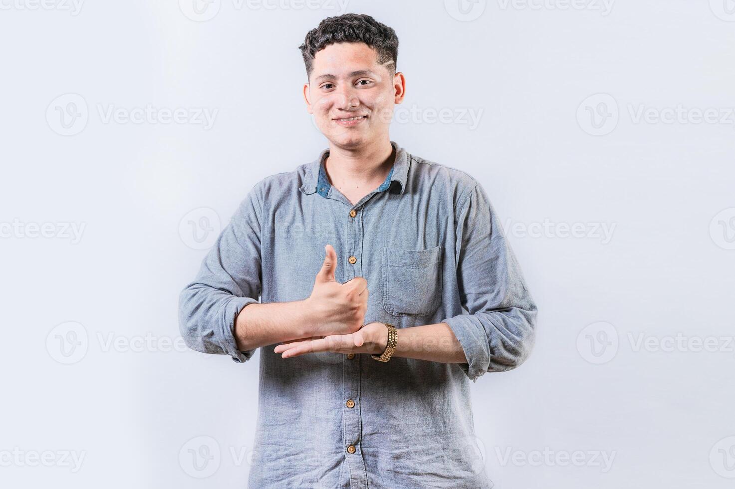 pessoa gesticulando Socorro com mãos dentro placa linguagem. sorridente intérprete gesticulando Socorro com mãos dentro placa língua isolado foto