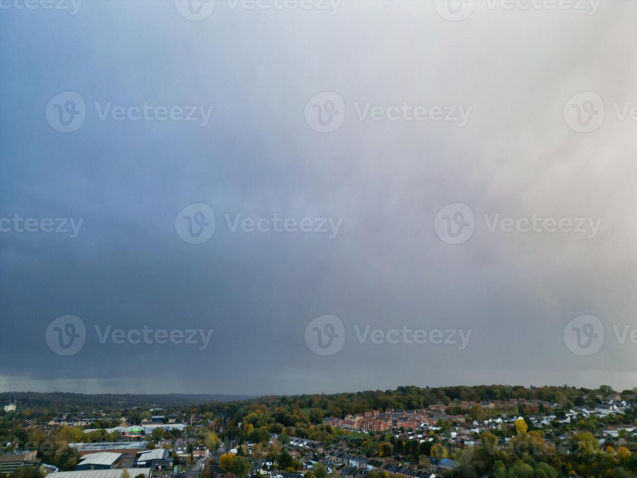 lindo Alto ângulo Visão do céu e dramático nuvens sobre central hemel plantação de cânhamo cidade do Inglaterra ótimo bretanha. novembro 5 ª, 2023 foto