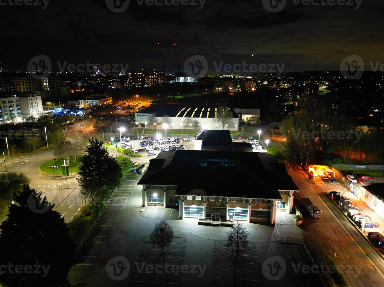 aéreo Visão do iluminado watford cidade do Inglaterra Reino Unido às noite. marcha 3º, 2024 foto