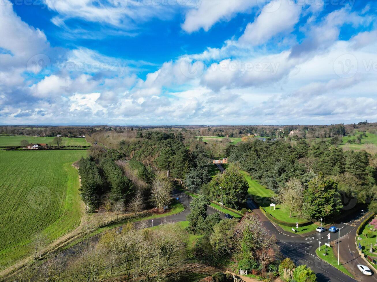 aéreo Visão do britânico campo e agrícola Fazenda terra às Vila do Inglaterra Reino Unido. marcha 1º, 2024 foto