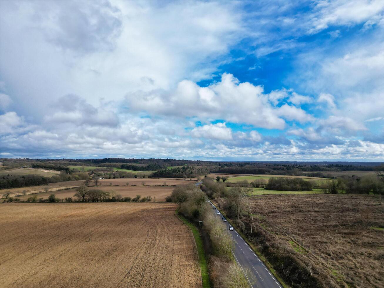 aéreo Visão do britânico campo e agrícola Fazenda terra às Vila do Inglaterra Reino Unido. marcha 1º, 2024 foto