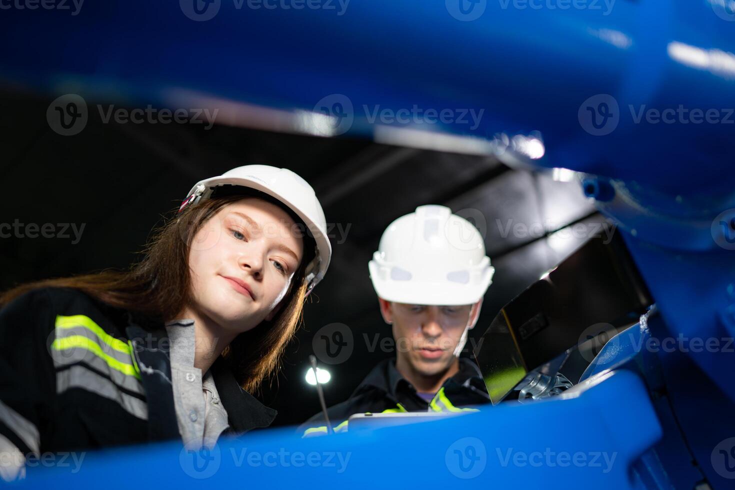 ambos do engenheiros trabalhando juntos dentro uma robótico braço fábrica, robótico braço indústria e Engenharia conceito. foto