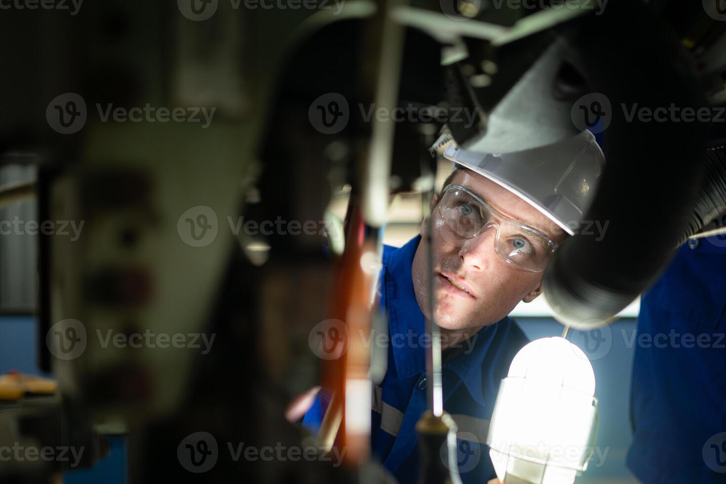 engenheiros trabalhando dentro uma robótico braço fábrica, robótico braço indústria e Engenharia conceito. foto