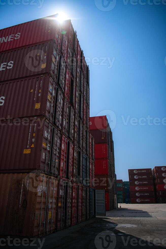 containers empilhado dentro uma frete terminal às a porta do Bangkok, Tailândia foto