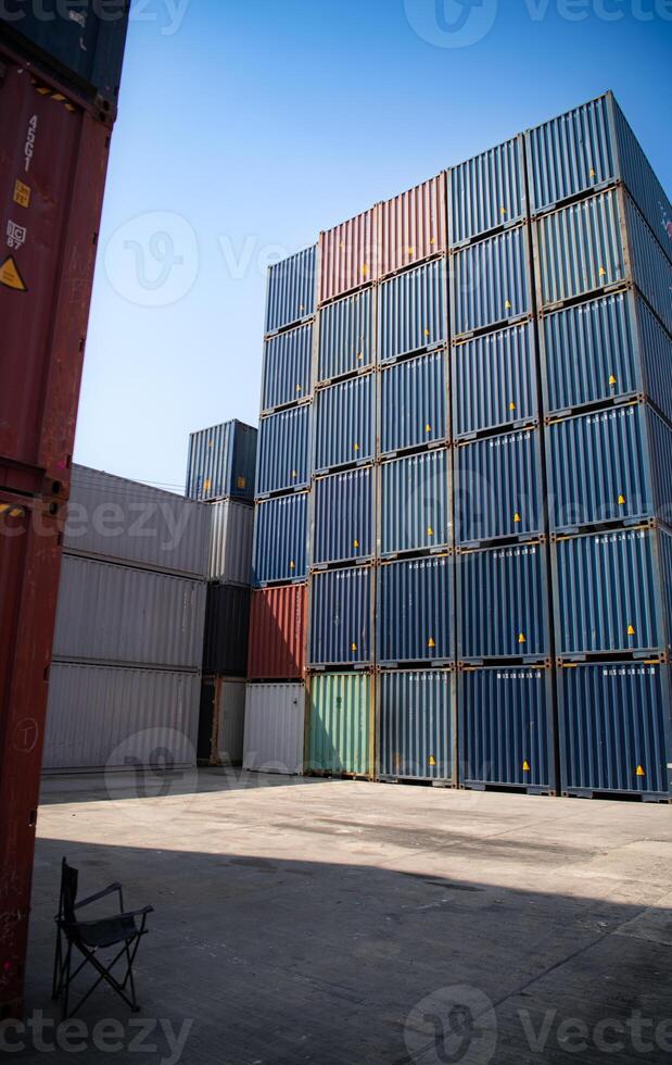 containers empilhado dentro uma frete terminal às a porta do Bangkok, Tailândia foto