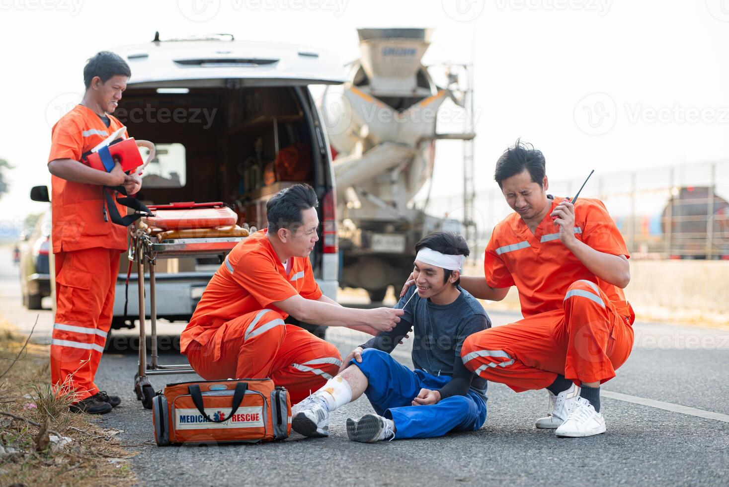 a paramédico é ajudando a ferido homem dentro a emergência situação em a estrada. foto