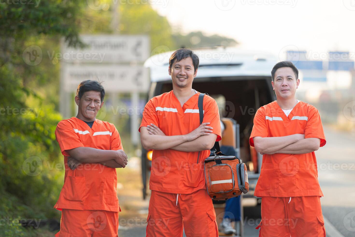 retrato do paramédico equipe é ajudando a ferido homem dentro a emergência situação em a estrada. foto