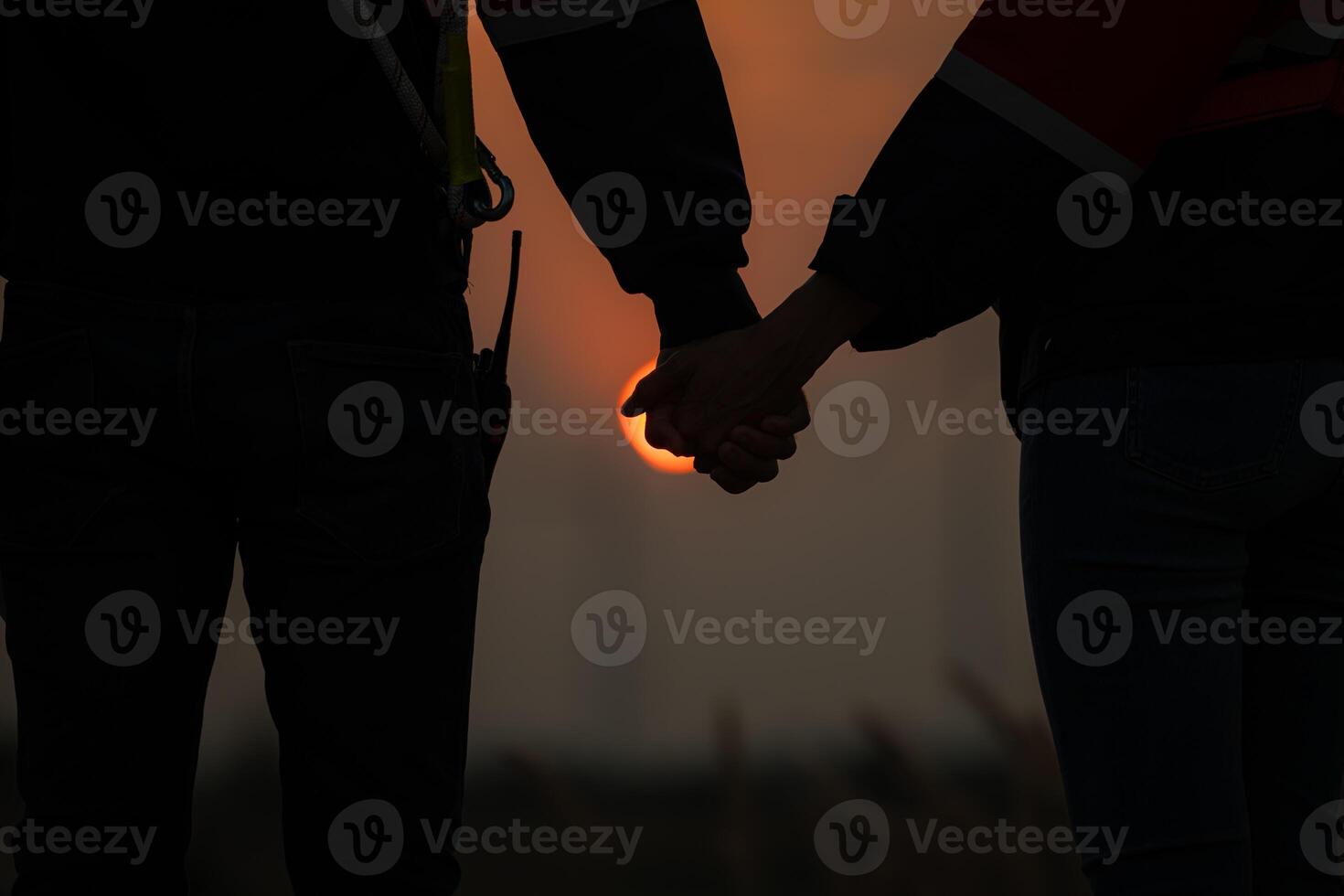 silhueta do uma homem e mulher segurando mãos em pôr do sol fundo foto