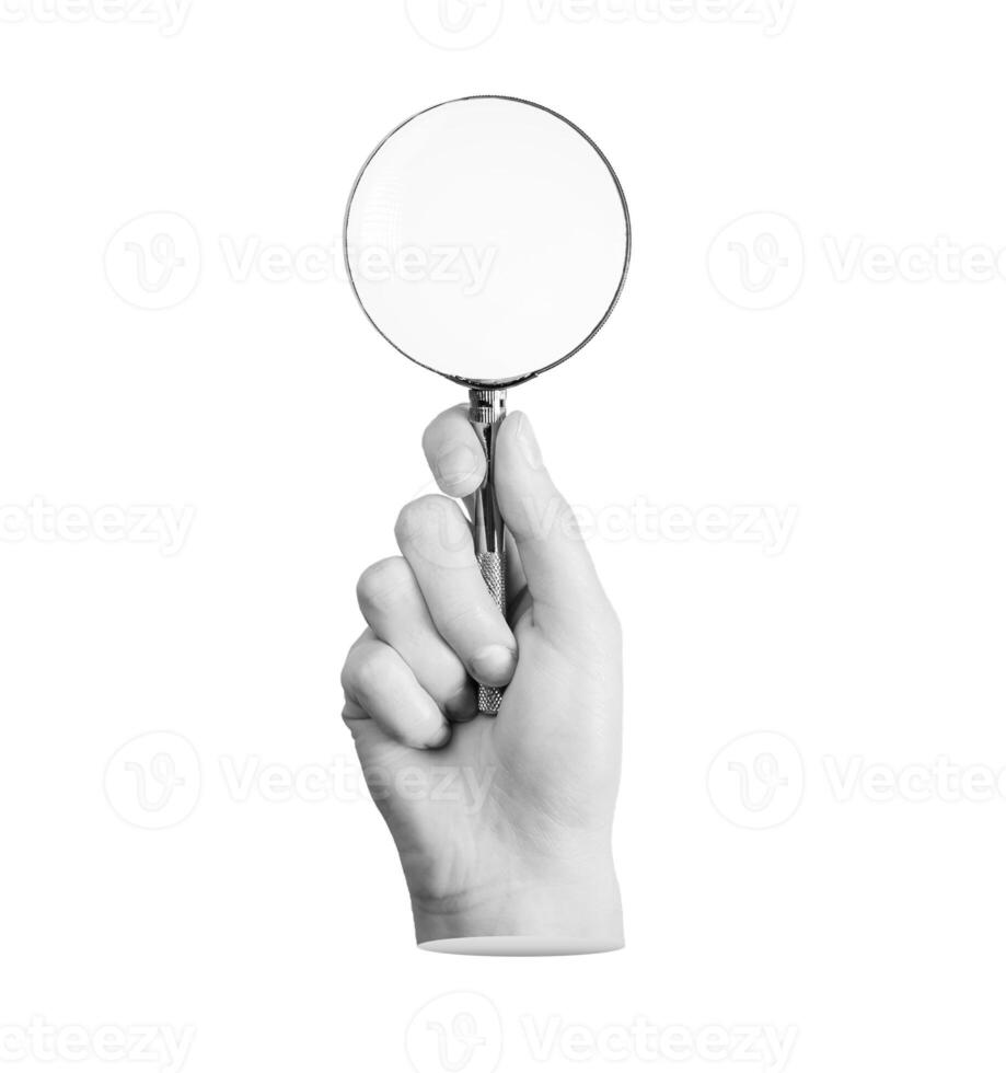 mão segurando lupa, lupa, ampliação lente vidro isolado em branco fundo foto